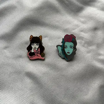 우노 아키라 핀 배지 2점