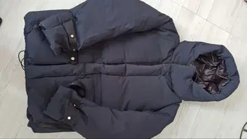 뷰티앤유스 코마츠마테레제 후드 부착 다운 자켓 네이비