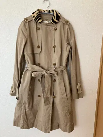 베이지 트렌치코트 스트라이프 카라 부착