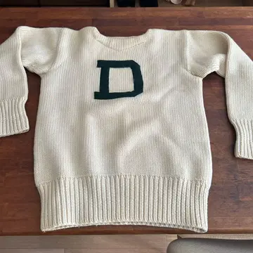 아이보리 D 자수 니트 스웨터