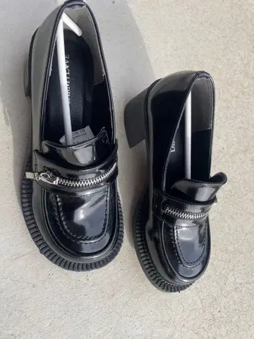 에나멜 지퍼 달린 로퍼 23.0cm