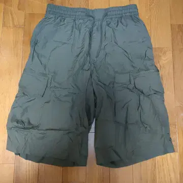 유니클로 와이드 핏 카고 하프 팬츠 올리브 M