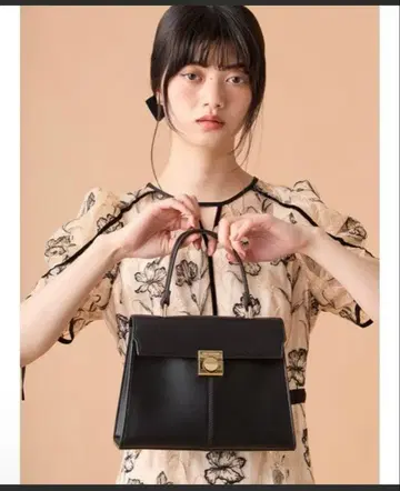 릴리 브라운 LILY BROWN 스퀘어 버클 탑 핸들 백