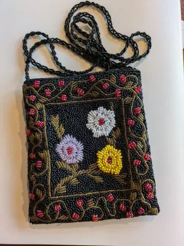 비즈 자수 꽃무늬 블랙 파우치