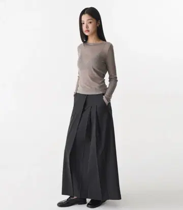 무신사 스탠다드 우먼 로우웨스트 플리츠 맥시 스커트