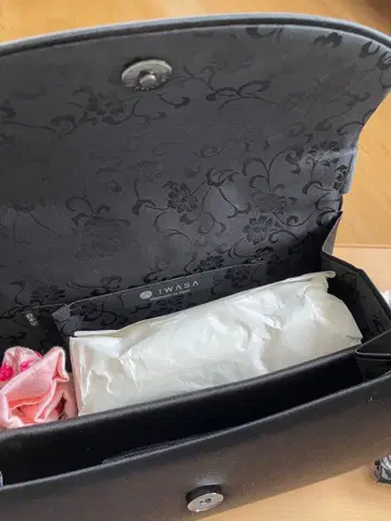 IWASA 블랙 핸드백