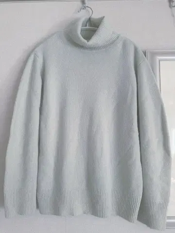 BEIGE. 민트 그린 니트