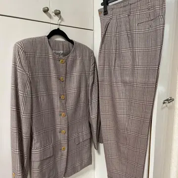 체크 무늬 자켓과 팬츠 셋업