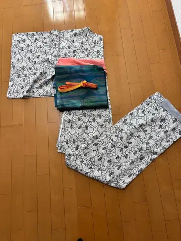 무병장수 액막이 패턴 이중 코몬 기모노 화이트 베이스 블랙 플라워 무늬