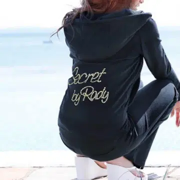 [거의 새상품] Rady SecretRady 스터드 로고 셋업 맨투맨