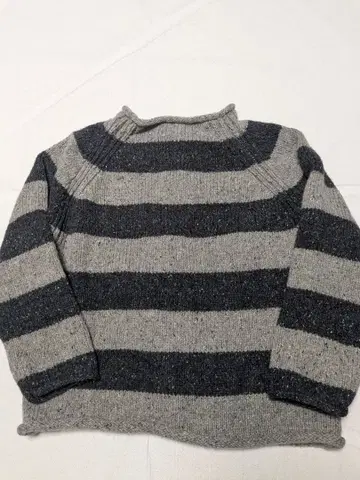 이치 롤넥 백버튼 보더 니트 두꺼운