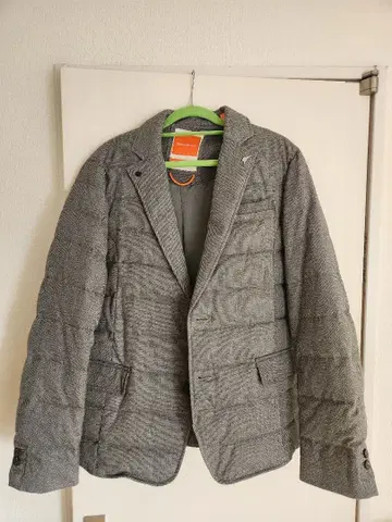 그레이 체크 무늬 다운 자켓