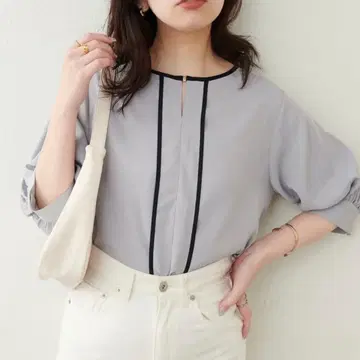 natural couture 메탈 후크 배색 6부 소매 블라우스