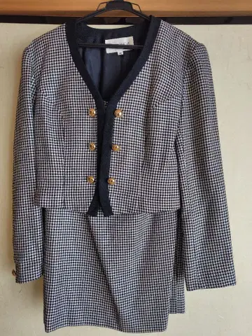 체크 무늬 자켓과 스커트 셋업