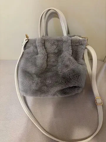 퍼 그레이 숄더백