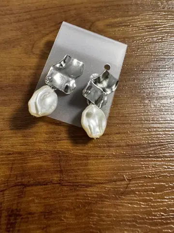 광택 있는 메탈 귀걸이와 담수 진주 귀걸이