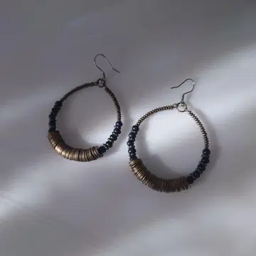 MALAIKA 블랙과 골드 컬러 후프 귀걸이