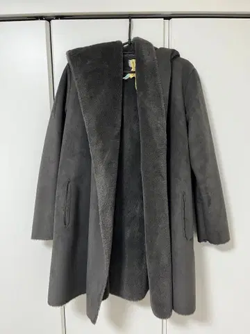 soeur 다크 브라운 후드 부착 무스탕 코트