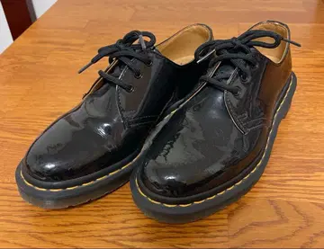 Dr. Martens 블랙 레이스업 슈즈