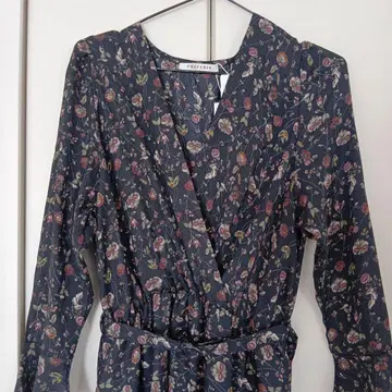 새상품 프레페릴 M 긴팔 롱 원피스 네이비 꽃무늬 티어드 V넥