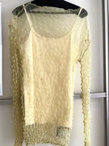 연한 옐로우 컬러 긴팔 상의
