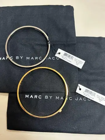 MARC BY MARC JACOBS 로고 뱅글