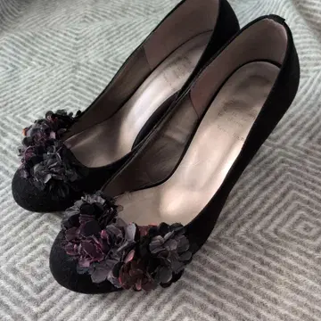 꽃 모티브 블랙 펌프스 힐 7cm