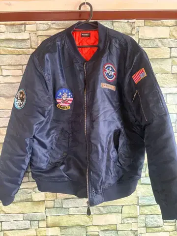 AVIREX 로고 마크 포함 네이비 플라이트 자켓