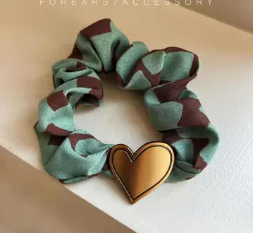 카모 패턴 하트 장식 스크런치