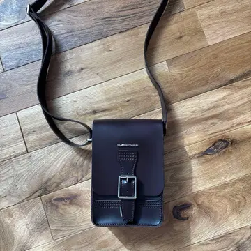 닥터 마틴 숄더백 브라운