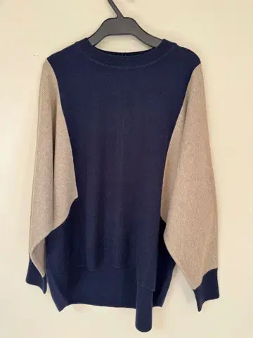 medocoriginal 바이컬러 드롭 숄더 스웨터