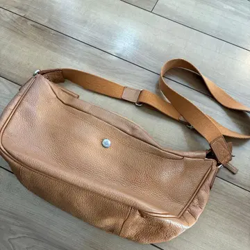 브라운 가죽 숄더백 노리즈