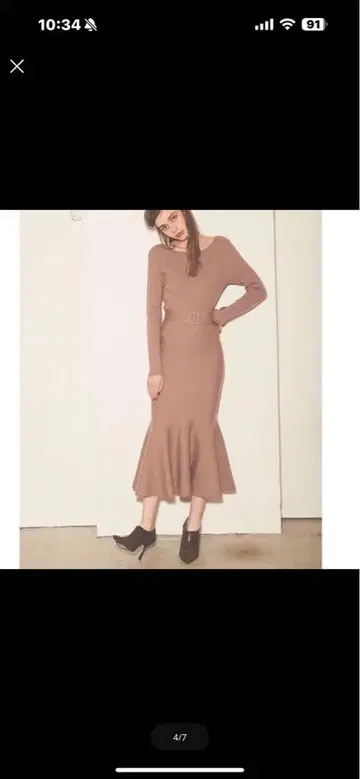 베이지 플레어 스커트 긴팔 원피스