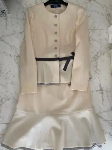 M'S GRACY 아이보리 자켓과 플레어 스커트 세트