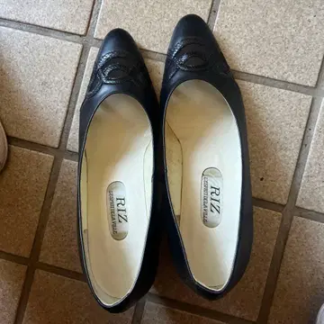 RIZ 블랙 중간 힐 펌프스