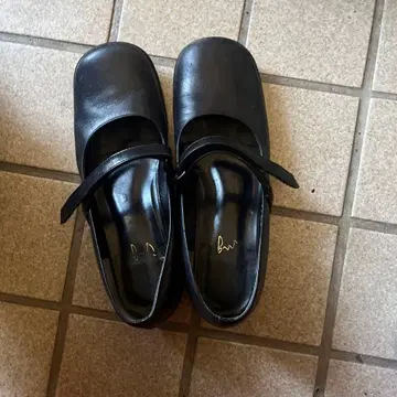 블랙 가죽 스트랩 펌프스 중간 힐