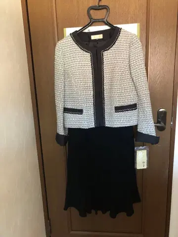 트위드 자켓과 플리츠 스커트 세트