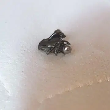 악마의 깃털 귀걸이