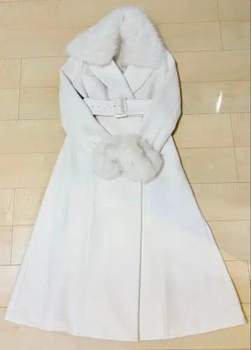 리엔다 화이트 퍼 부착 롱 코트