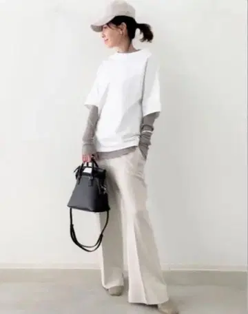 화이트 긴팔 오버 사이즈 T셔츠