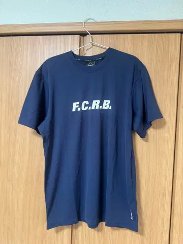 F.C.R.B. 네이비 로고 티셔츠