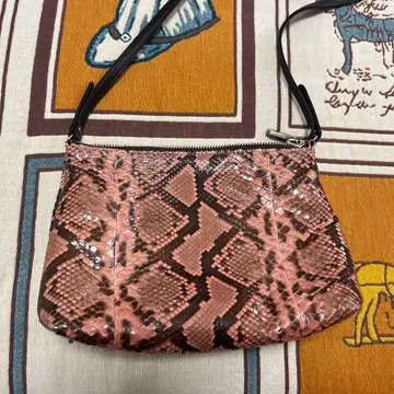핑크 스네이크 가죽 숄더백