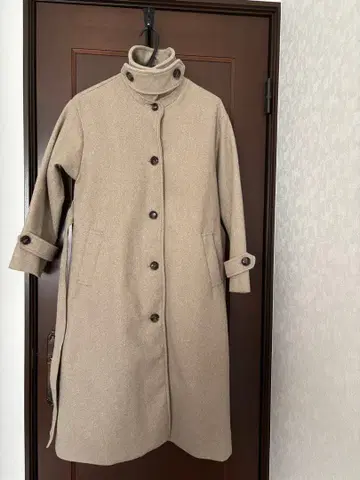 베이지 하이넥 롱 코트
