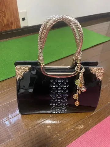 광택 블랙 핸드백