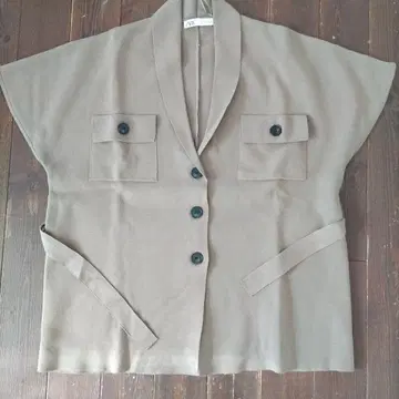 한 번 정도 착용하고 접어서 옷장 보관했습니다.