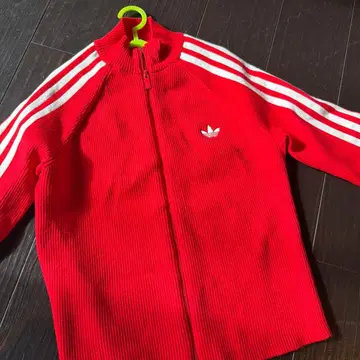 아디다스 쓰리 스트라이프 슬림 니트 레드