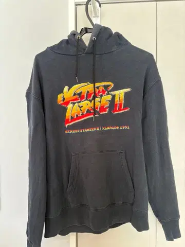 XLARGE 스트리트 파이터 II 후드 부착 맨투맨