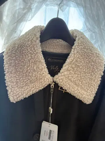 인브리 보아 카라 부착 블랙 롱 코트