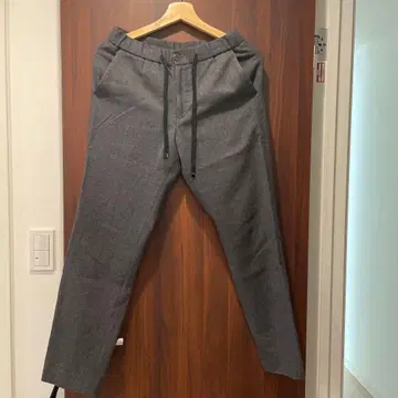 투모로우랜드 그레이 드로우 스트링 슬랙스