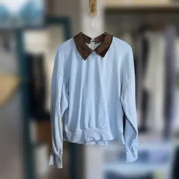 WHITO 카라 부착 맨투맨 라이트 블루